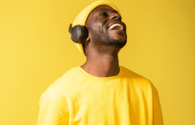 Long hours on the road can make last-mile delivery tough. But listening to the right podcasts or audiobooks can keep you engaged, boost your focus, and even help you learn something new—all while reducing stress. Research suggests that listening to audio content like podcasts and audiobooks can help drivers stay sharp, avoid boredom, and make the most of long shifts